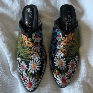 Coconuts by Matisse Black Floral Embroidered 6.5m 1.25" Heel Mules/Slides